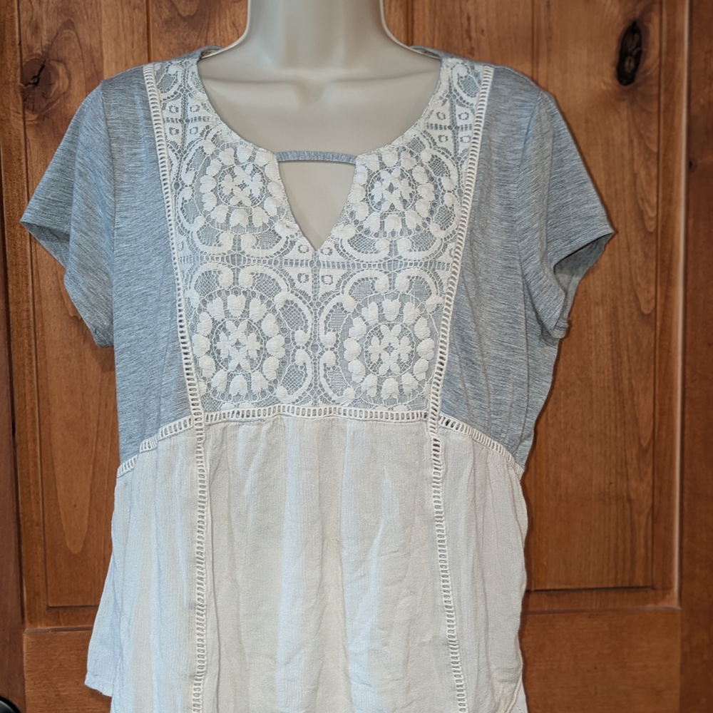 Gray and Cream Women's Top‎